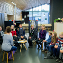 Kronprinsparet i samtale med barn og voksne på Sørli skole. Foto: Vegard Wivestad Grøtt / NTB scanpix